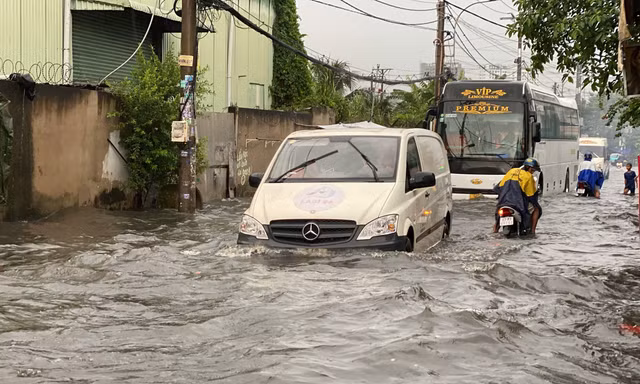 Đường ngập sâu ở TPHCM sau mưa lớn