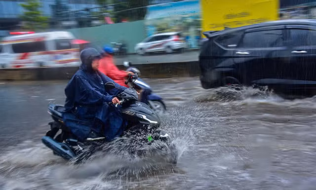 Mưa lớn kéo dài, Cấp cứu 115 TPHCM 'cháy máy'