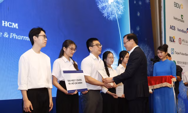 Trao học bổng 11,4 tỷ đồng cho những sinh viên tài năng, có tố chất lãnh đạo
