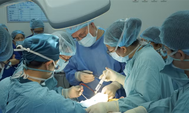 Lần đầu tiên ở Việt Nam cấy điện cực để phục hồi chức năng nghe cho 2 trẻ điếc bẩm sinh
