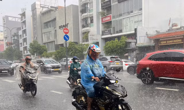Mưa lớn bất ngờ, ảnh hưởng nhiều tuyến đường ở TP. HCM