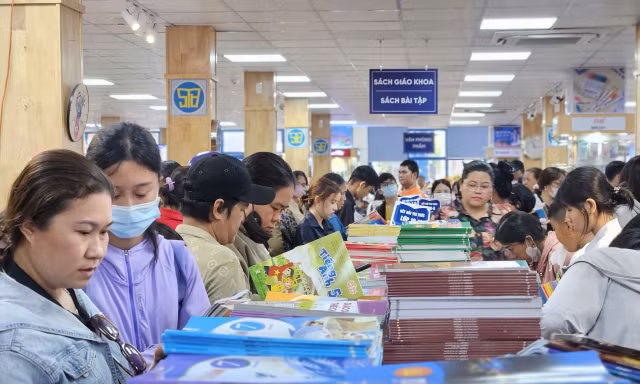 TPHCM: Học sinh muốn mượn SGK ở trường phải làm thế nào?