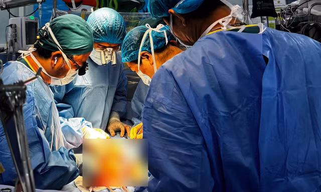 Vỡ tinh hoàn sau khi bị đá trúng vùng kín