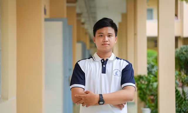 Nam sinh nhận học bổng 'Tinh hoa khoa học' trị giá 320 triệu đồng