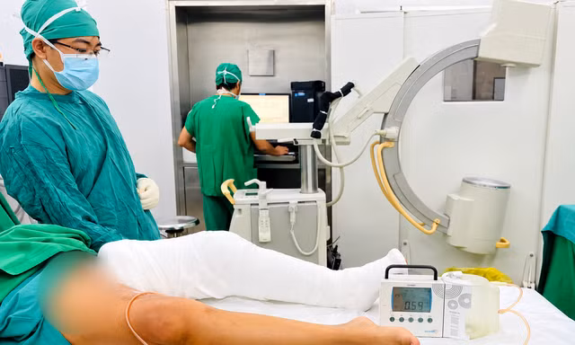 Bé trai phải bò vì sẹo bỏng làm co rút chân