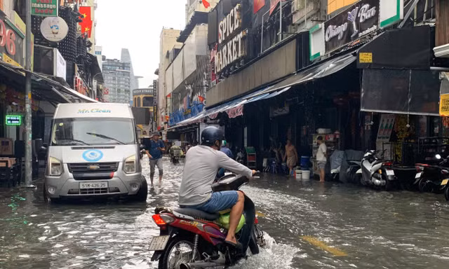 Mưa lớn, nhiều tuyến đường trung tâm TPHCM ngập sâu