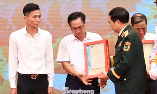 Thân nhân liệt sĩ nghẹn ngào nhận lại kỷ vật thiêng liêng