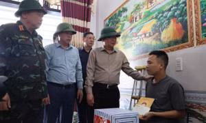 Phó Thủ tướng Hồ Quốc Dũng kiểm tra công tác khắc phục hậu quả lũ quét tại xã Mường Than