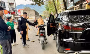 Khởi tố lái xe mở cửa ô tô không quan sát kỹ gây tai nạn chết người