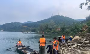 Lật thuyền đánh cá trên hồ thủy điện, hai vợ chồng tử vong