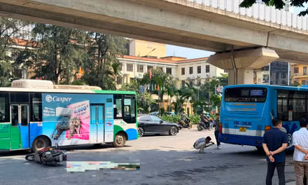 Hà Nội: Xe buýt va chạm xe máy, một cháu bé tử vong