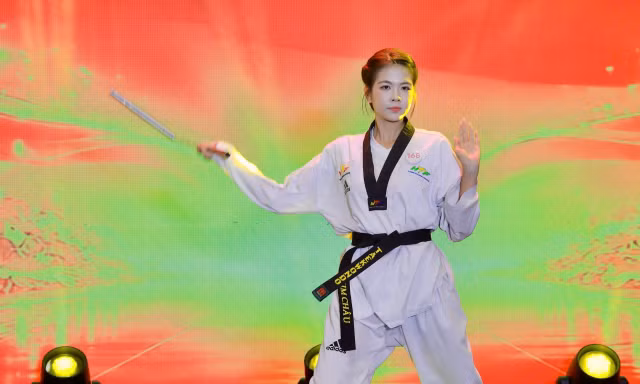 Lê Phương Nghi muốn thể hiện tình yêu quê hương qua bài múa trên nền nhạc Một vòng Việt Nam của nhạc sĩ Đông Thiên Đức Ảnh: Hồng Vĩnh 
