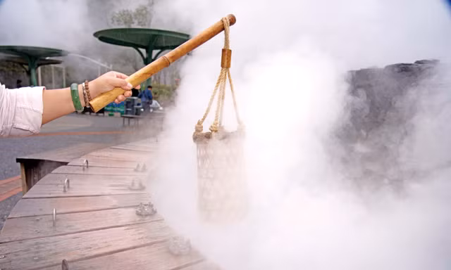 Du khách trải nghiệm bên suối khoáng nóng