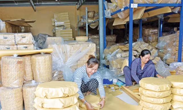 Công nhân đan thủ công mĩ nghệ, đóng gói sản phẩm tại xưởng của anh Trường Ảnh: HOÀ HỘI