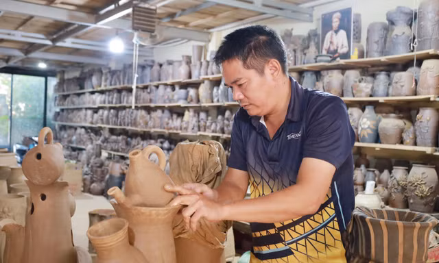 Ông Nguyễn Hồng Quang tỉ mỉ, chăm chút từng sản phẩm mới