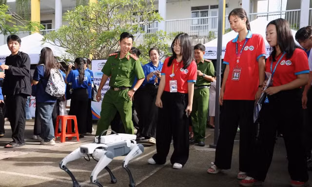 Bạn trẻ TPHCM trải nghiệm sản phẩm công nghệ trong Ngày hội “Chuyển đổi số - Chuyển động xanh” do Thành Đoàn tổ chức tháng 8/2026Ảnh: Ngô Tùng 