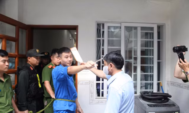 Cơ quan chức năng thực nghiệm hiện trường vụ thảm sát ở Đồng Nai. Trong ảnh, Nguyễn Đức Anh tái diễn hành vi gây án 