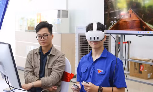 Bạn trẻ Đà Nẵng trải nghiệm ứng dụng công nghệ mới vì cộng đồng tại triển lãm sản phẩm chuyển đổi số năm 2026 Ảnh: Giang Thanh