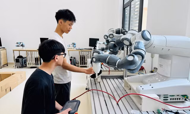 Sinh viên Trường ĐH Công nghệ, ĐH Quốc gia Hà Nội trong phòng lab Ảnh: HOA BAN 