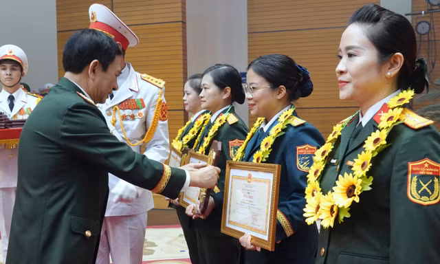 Phó Thủ tướng, Bộ trưởng Bộ Quốc phòng Phan Văn Giang trao Giải thưởng Phụ nữ Quân đội lần thứ nhất tặng Hội Phụ nữ Nhà máy A32, tháng 10/2026 ẢNH: NGUYỄN MINH 