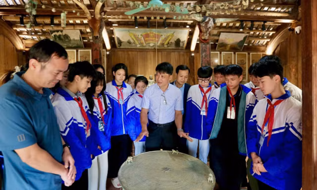 Trường THCS Tây Đô, xã Tây Đô, tỉnh Thanh Hóa tổ chức cho học sinh đi tham quan, trải nghiệm tại khu trưng bày cổ vật Lâm Sơn Trang 