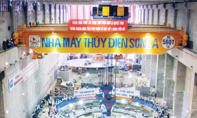 Cần cẩu 1.200 tấn phục vụ công trình thủy điện Sơn La do Tập đoàn Công nghiệp Cơ khí Quang Trung chế tạo