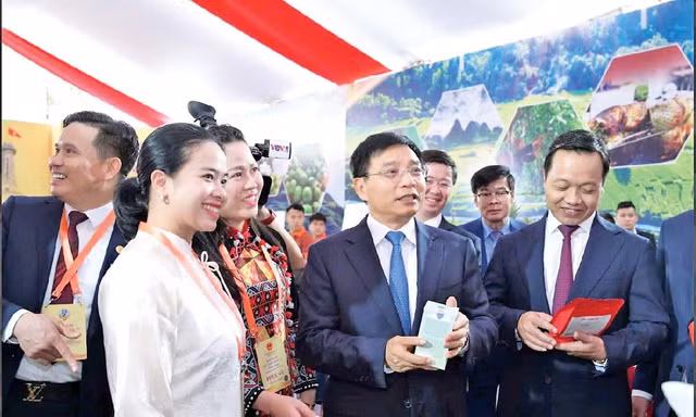 Nguyễn Mỹ Linh (bìa trái) giới thiệu sản phẩm với Phó Thủ tướng Nguyễn Văn Thắng và Bí thư Tỉnh ủy Điện Biên Trần Tiến Dũng Ảnh: Hà Hằng