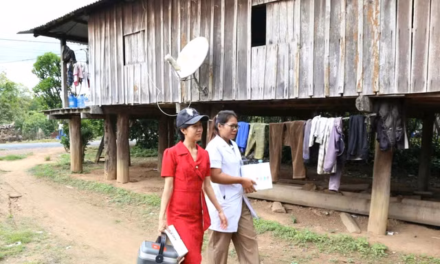 Cán bộ Trạm Y tế xã Buôn Đôn đi bộ đến từng hộ dân tại buôn Đrăng Phốk để tiêm vắc xin cho trẻ