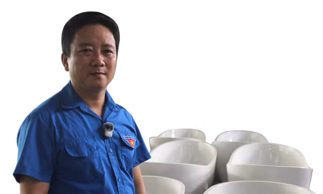 Anh Lưu Quang Hà bên sản phẩm bê tông nghệ thuật của Công ty