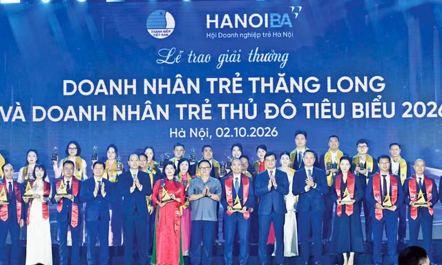 Anh Bùi Quang Huy, Ủy viên T.Ư Đảng, Bí thư thứ nhất T.Ư Đoàn (hàng trên cùng, thứ 6 từ phải sang) chúc mừng Doanh nhân trẻ Thăng Long và Doanh nhân trẻ tiêu biểu Hà Nội năm 2026