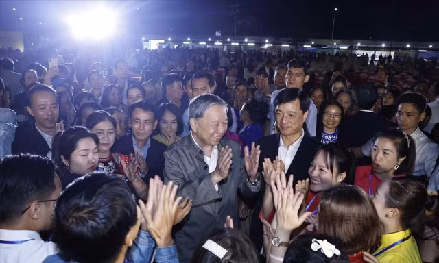 Tổng Bí thư, Chủ tịch nước Tô Lâm dự ngày hội đại đoàn kết với nhân dân phường Thượng Cát, thành phố Hà Nội (14/11/2025) Ảnh: TTXVN