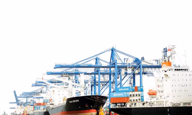 Xuất nhập khẩu đến 15/9 vượt 825 tỷ USD Ảnh: Lộc Liên 