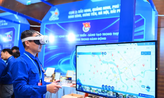 Thanh niên trải nghiệm công nghệ tại Đại hội Đoàn toàn quốc lần thứ XIII, nhiệm kỳ 2026–2031 Ảnh: Phan Linh 
