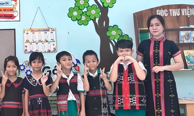 Cô Voi và các học trò