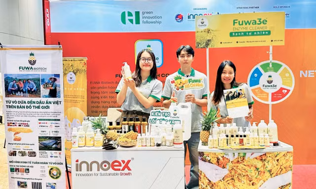 Chị Thanh (ngoài cùng bên phải) cùng các cộng sự đã đưa ra thị trường nhiều sản phẩm từ vỏ dứa Ảnh: NVCC