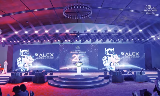 ALEX - AI trưởng ban Chiến lược Novaon “đứng nghe” đọc quyết định nhậm chức 
