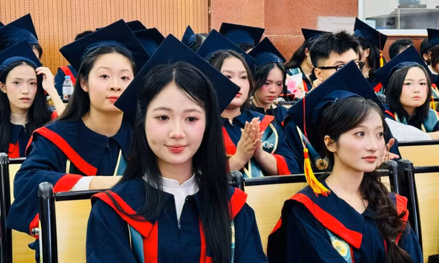 Các sinh viên trong ngày tốt nghiệp Ảnh: NEU