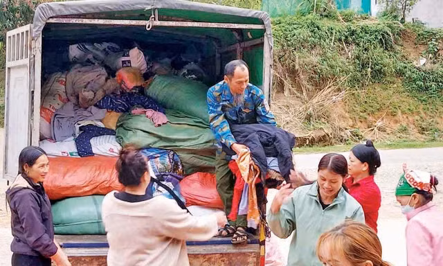 Anh Nguyễn Văn Xuân trong những chuyến trao quà hỗ trợ người dân có hoàn cảnh khó khăn ở vùng cao