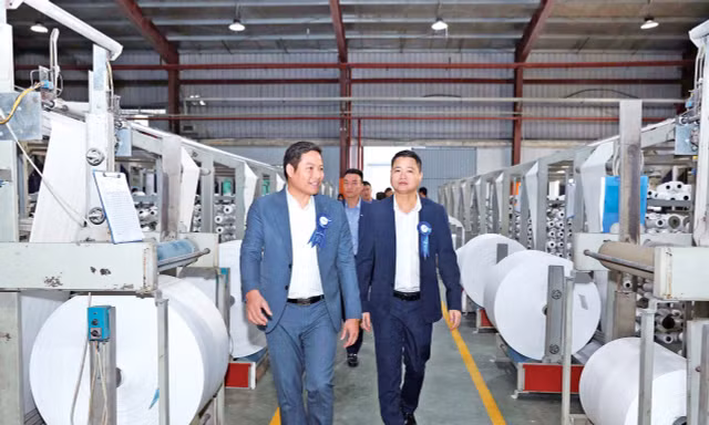 Anh Bùi Thế Quyền (bên trái) dẫn khách tham quan nhà máy sản xuất Wepac Ảnh: NVCC 