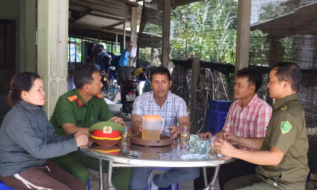Công an cơ sở tuyên truyền, vận động người dân xóa bỏ hủ tục nghi kỵ “cầm đồ thuốc độc” Ảnh: NN