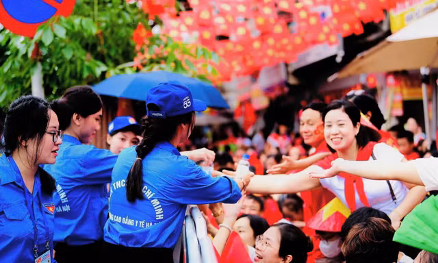 Thanh niên tình nguyện tham gia hỗ trợ người dân trong sự kiện kỷ niệm 80 năm Cách mạng tháng Tám thành công (19/8/1945) và Quốc khánh nước CHXHCN Việt Nam (2/9/1945 - 2/9/2025)