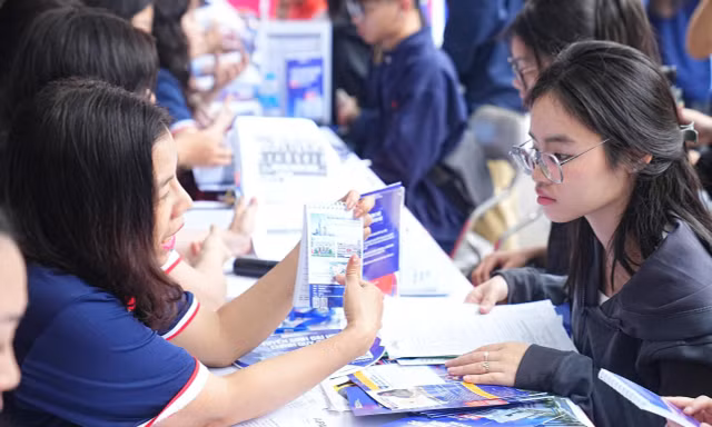 Thí sinh tìm hiểu thông tin tuyển sinh năm 2026