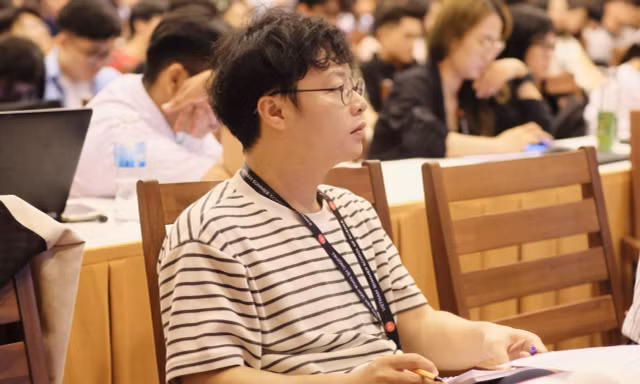 PGS.TS Lưu Quang Trung (bên trái) tham gia Hội nghị về thúc đẩy khoa học, công nghệ và đổi mới, do Đại học Bang Arizona tổ chức dưới sự bảo trợ của Bộ Ngoại giao Hoa Kỳ và ASEAN, tại Viêng Chăn, Lào, năm 2024