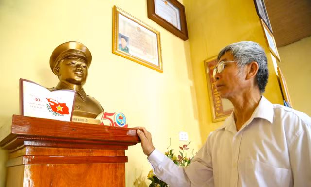 Ông Phan Thái Sơn (em trai liệt sĩ Phan Đăng Cát) xúc động kể lại những kỷ niệm về người anh đã hy sinh
