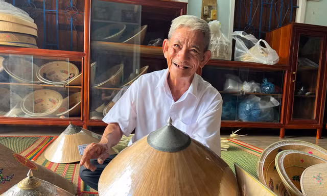 Nghệ nhân ưu tú Đỗ Văn Lan và chiếc nón ngựa của nghĩa quân Tây Sơn