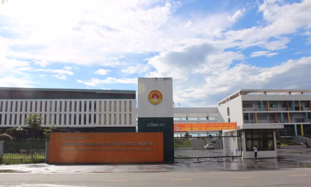 UBND tỉnh Tuyên Quang họp báo thông tin vụ việc điểm 10 môn Toán bất thường tại điểm thi Trường THPT Chuyên Tuyên Quang Ảnh: ĐỨC ANH