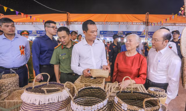 Gian hàng các sản phẩm xuất khẩu từ cói của Nghệ nhân ưu tú Trần Thị Việt
