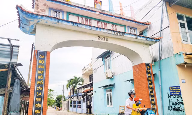Tuổi trẻ phường Điện Bàn Bắc gắn mã QR cho địa chỉ đỏ di tích xóm Chín Chủ dịp 27/7 năm nay Ảnh: Giang Thanh