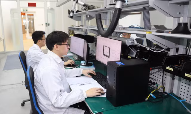 Chiến lược sở hữu trí tuệ đến năm 2030 thúc đẩy tăng cường vai trò của sở hữu trí tuệ trong đổi mới sáng tạo. Trong ảnh là hoạt động nghiên cứu tại Tập đoàn Viettel - đơn vị có nhiều bằng độc quyền sáng chế do Văn phòng Sáng chế và Nhãn hiệu Mỹ (USPTO) cấp 