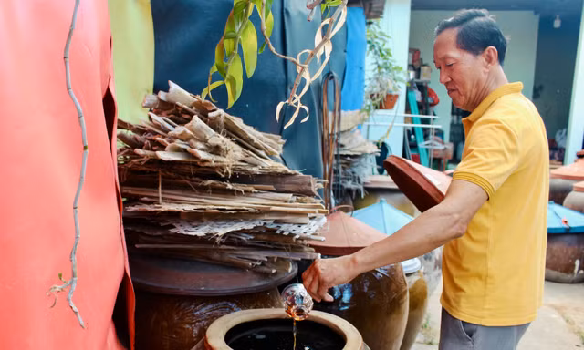 Ông Huỳnh Thiên Huân bên lu mắm vừa chín